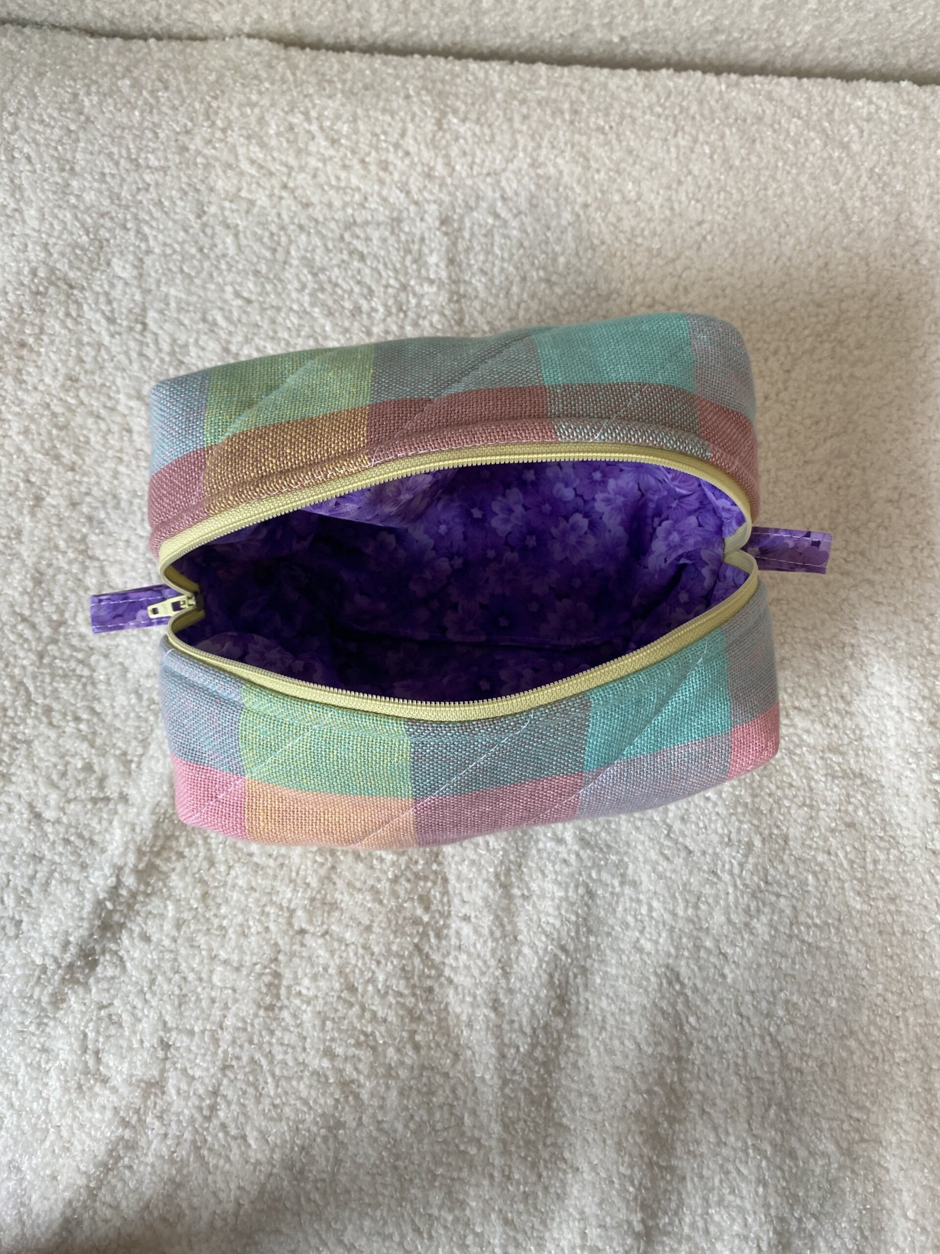 Retro quilted make up travel bags large - Image 3
