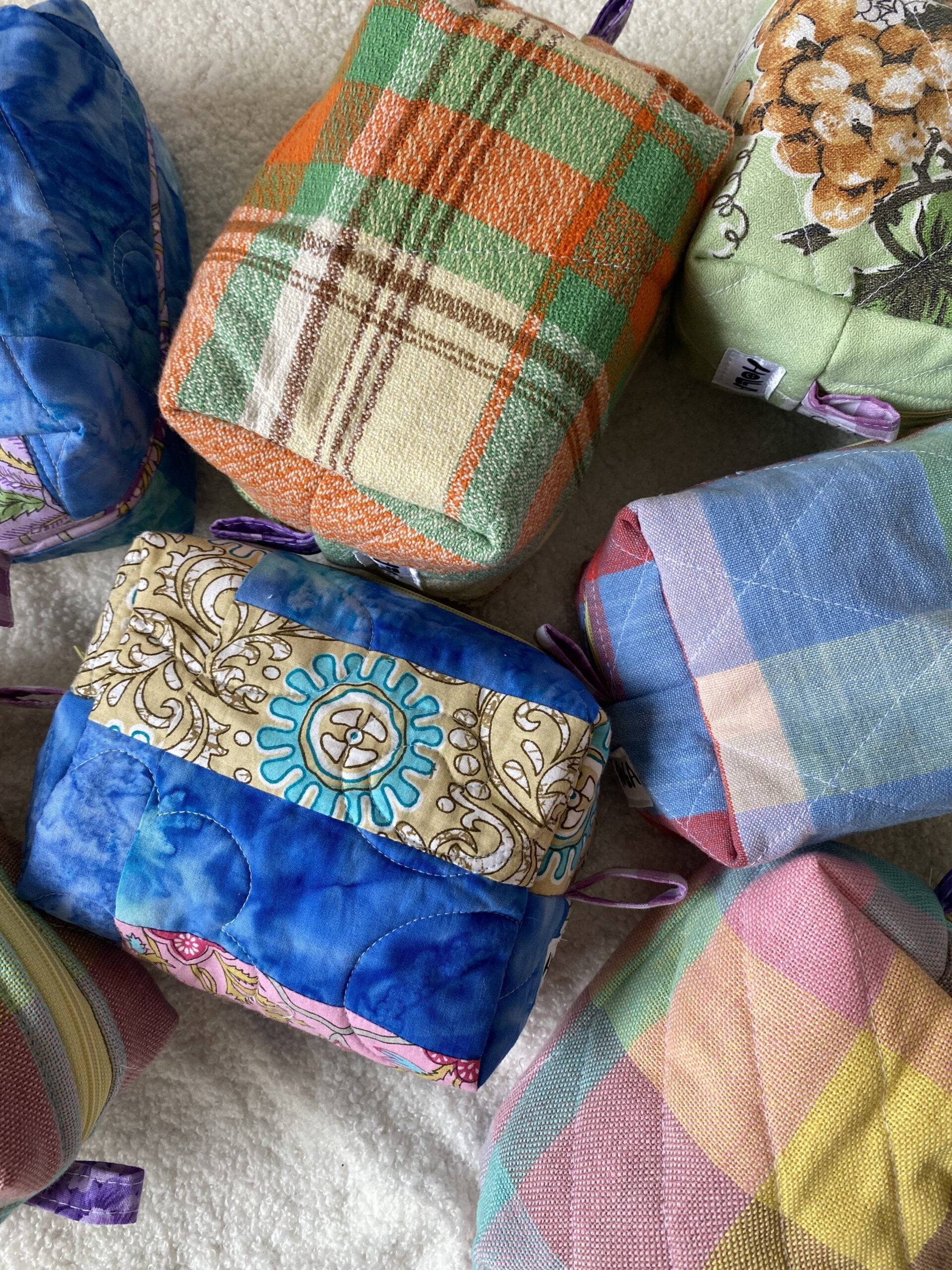 Retro quilted make up travel bags small - Image 3